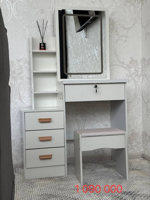 Стол для парфюмерии с зеркалом и выдвижными ящиками