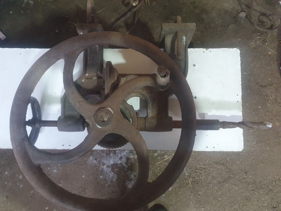 Продам   дрель  , сверлильный станок.