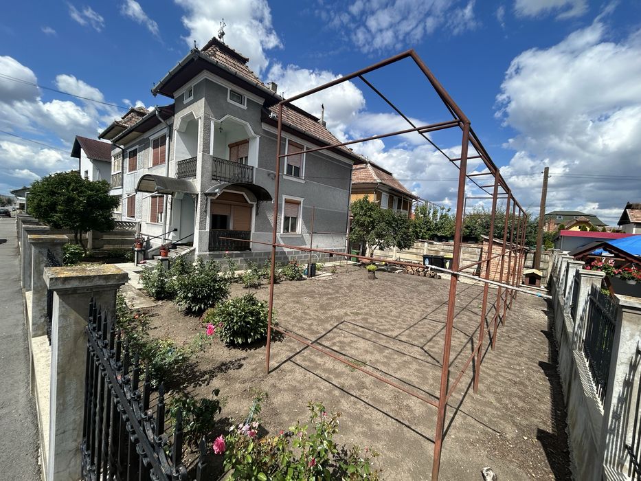Casa de Vanzare ! zona -Sarat.pozitionare foarte buna!actele la zi!
