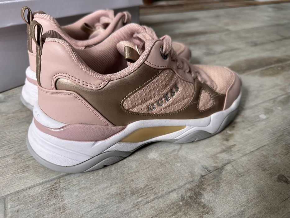 Дамски маратонки Guess 39