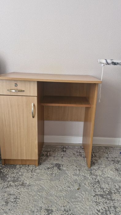 Продается столик  письменный, размер 50×75, цвет бук.