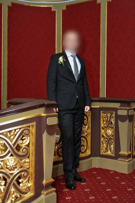Vând costum de ceremonie elegant, marca „Tata și Fiul”, realizat din materiale premium