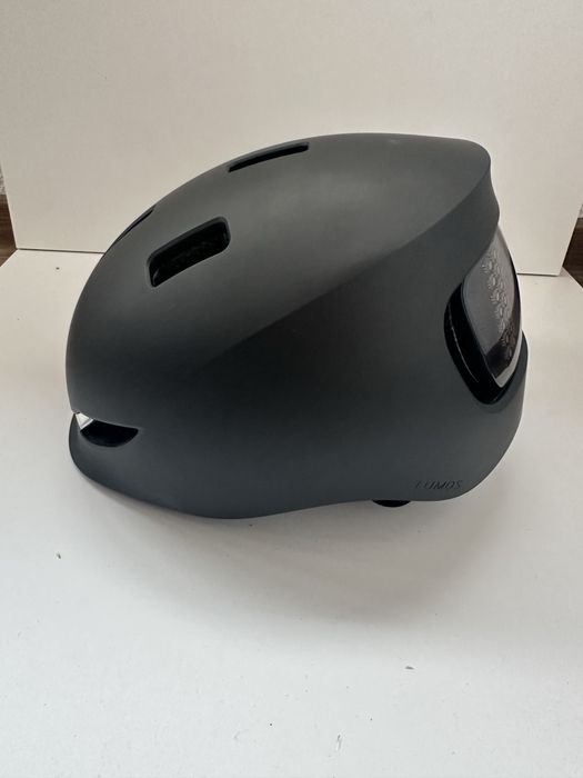Смарт каска Lumos Matrix LED – с мигачи, стоп и Bluetooth