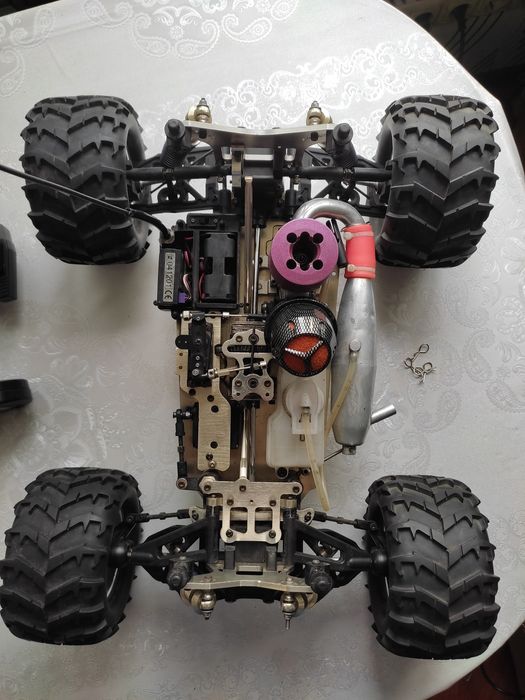 Машина с ДВС на радиоуправлении