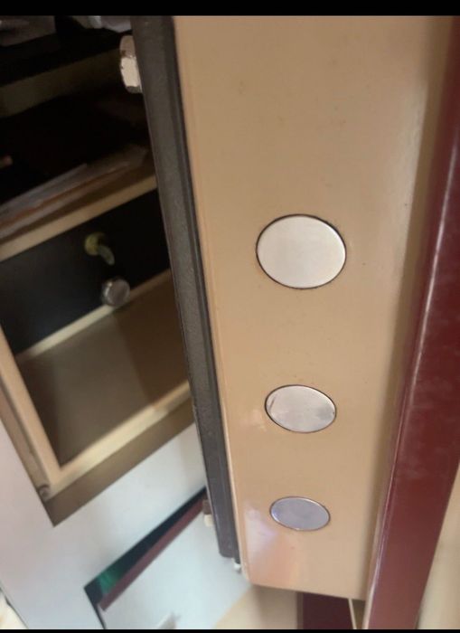 Продавам масивен професионален сейф ÖZMETAL SAFE, в много добро състояние.
