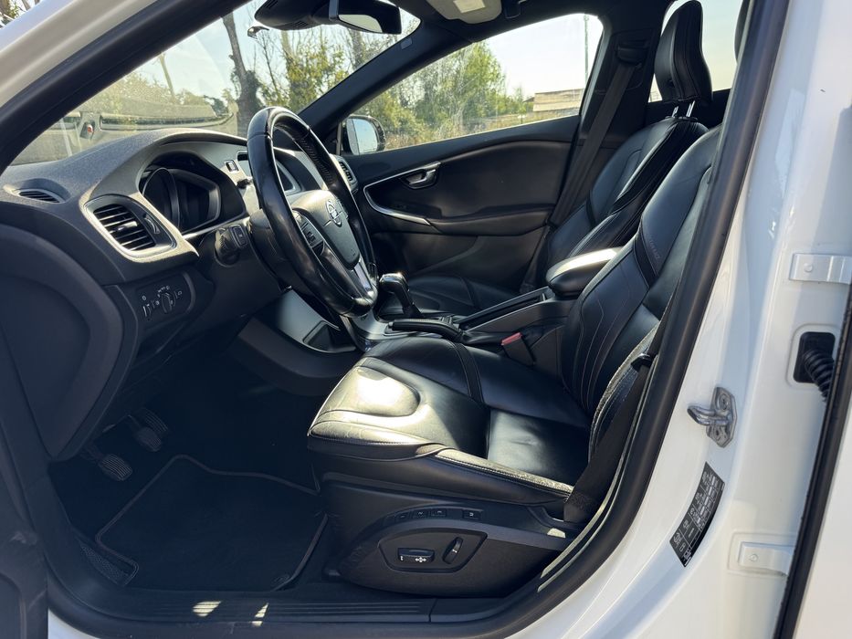 Volvo V40 Ocean Race/panorama/camera/distronic/lane/side/190cp/rate/garantie