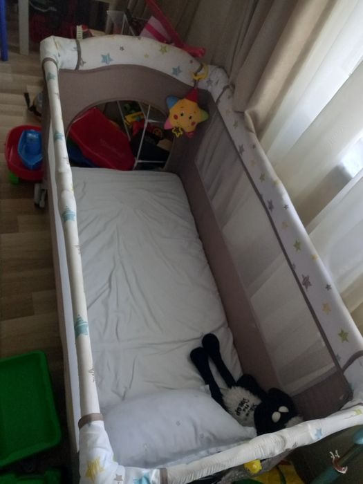 Продавам бебешко креватче