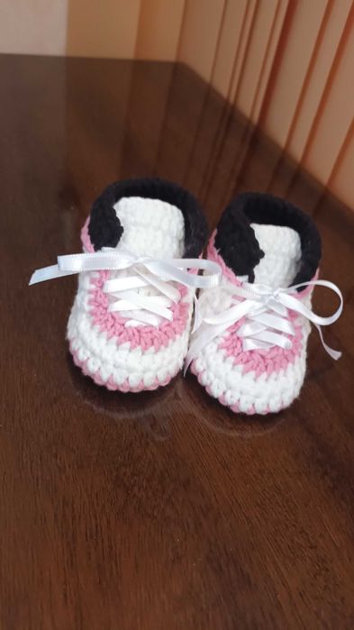 Бебешки маратонки изплетени на една кука