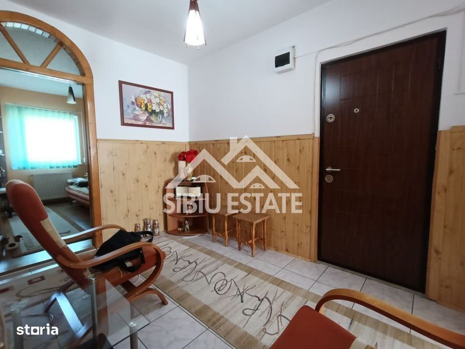 Apartament de vanzare cu 3 camere, decomandat - Valea Aurie
