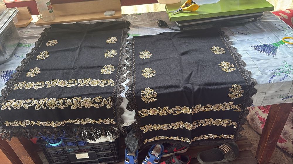 Vând două catrințe iPhone negru cu motive florale aurii completare pentru un costum popular vechi de 100 de ani