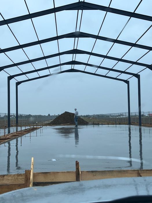 Executam hale metalice