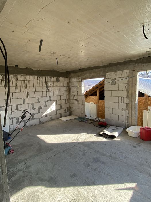 Casa la rosu 180 mp