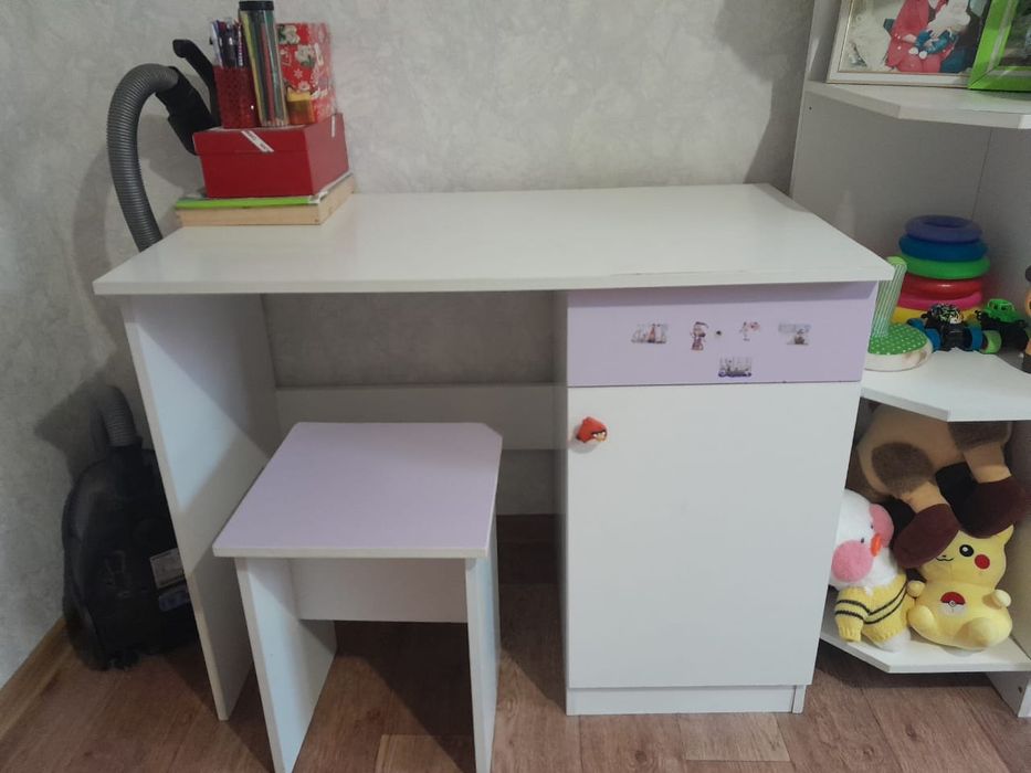 Шкаф, парта с стулом