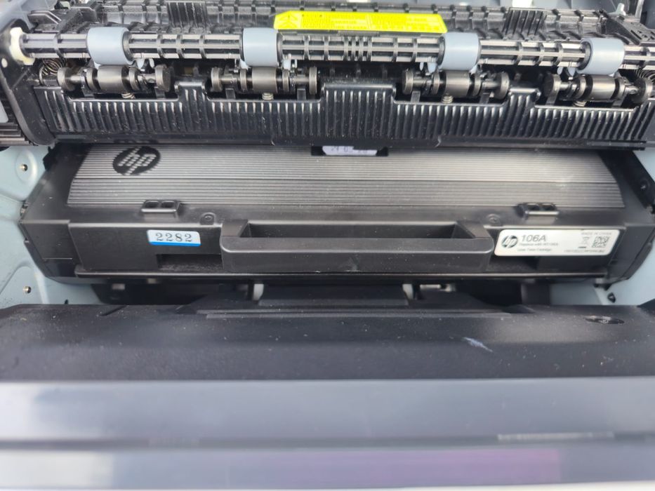 Imprimantă laser Hp 107r,tonerul este plin dar are momente cand scoate pagina albă si intra in eroare