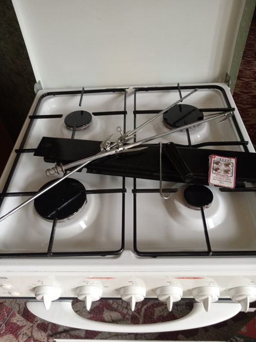 Vând aragaz Zanussi cu grill  și rotisor