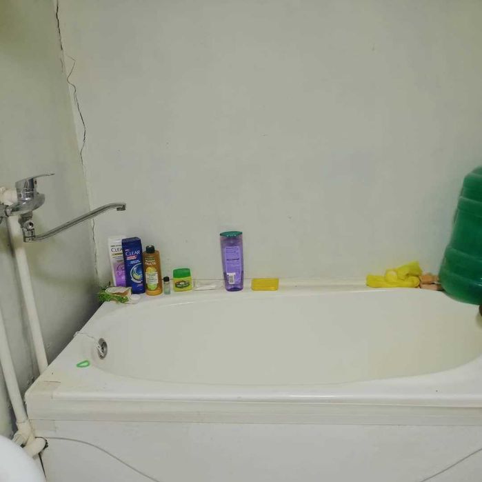 Kogon shahrida barcha qulayliklarga ega 1 xonali kvartira  sotiladi.