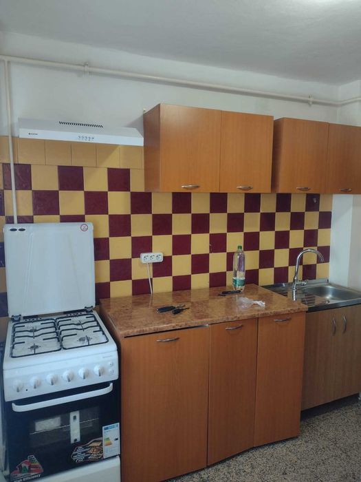 Inchiriez apartament (langa politie Longinescu)