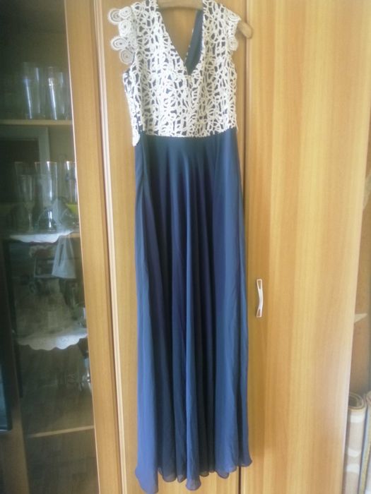 Vând rochițe de seara haine de bebeluși detalii la telefon