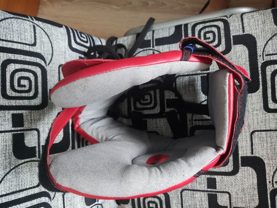 Шлем для карате и щитки на ноги