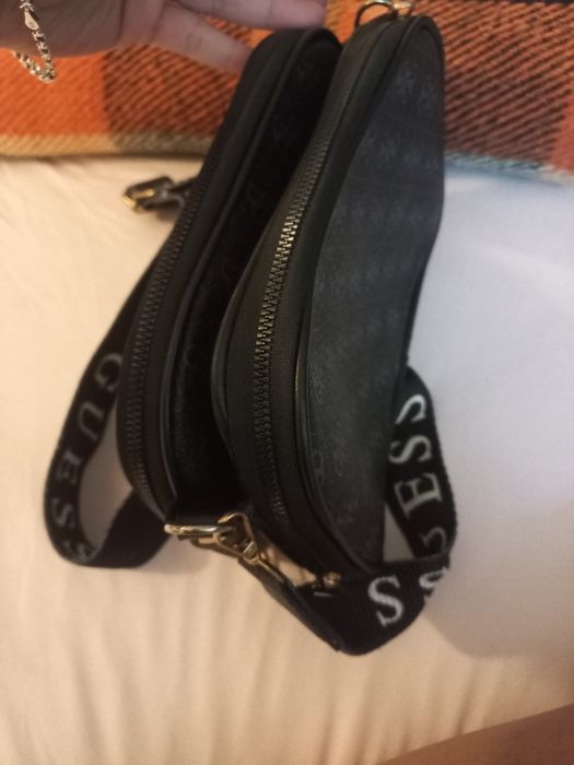 Чанта малка Guess