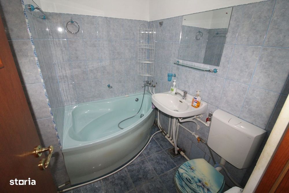 Vând apartament 2 camere în Hunedoara, zona Micro4, 45mp...