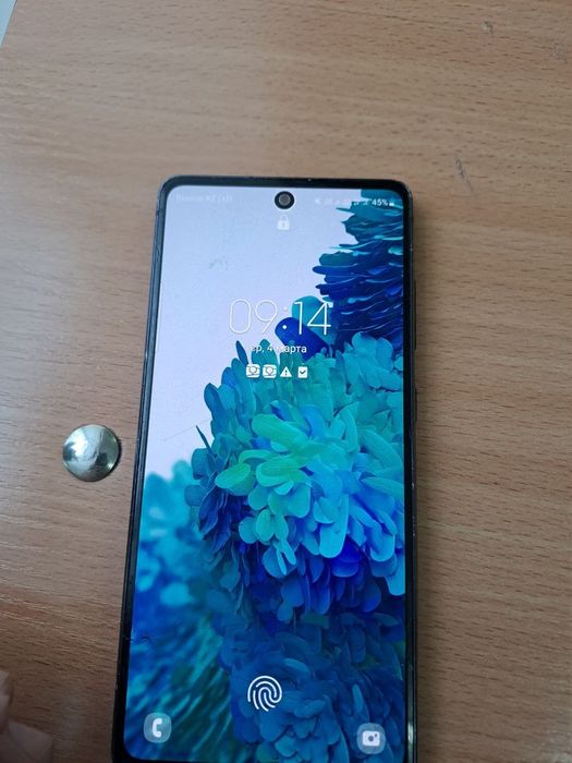 Обменяю телефон самсунг с 20 фе