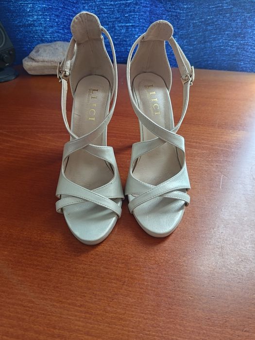 Златисти сандали на ток 36 номер