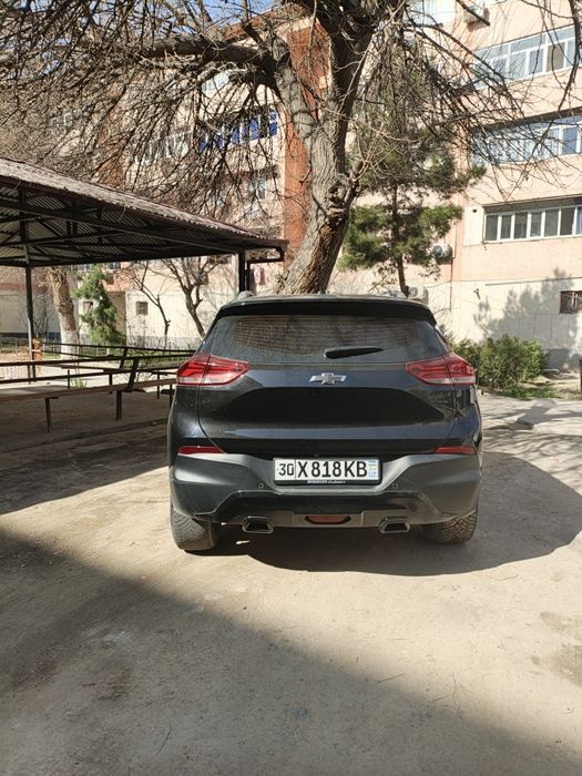 Qora treker sotiladi