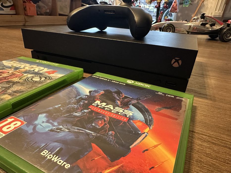 Consola Xbox One X cu cutie - X-box + 2 jocuri
