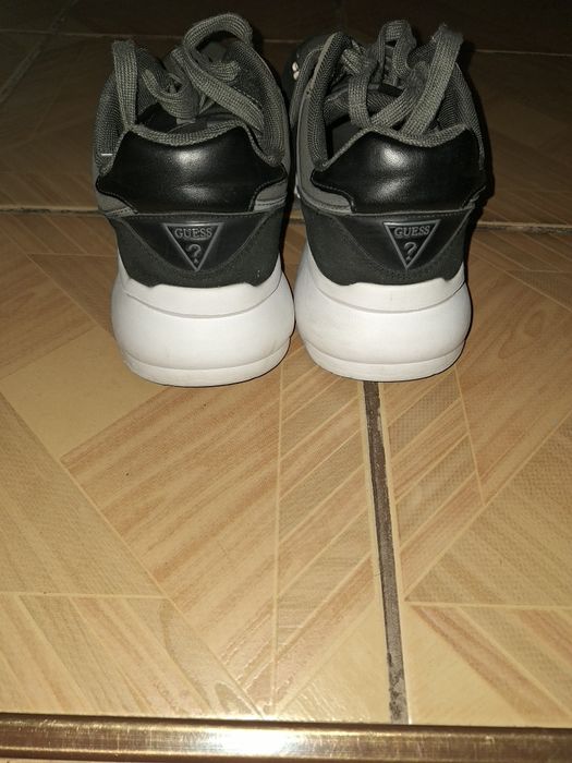 Vând adidași Guess