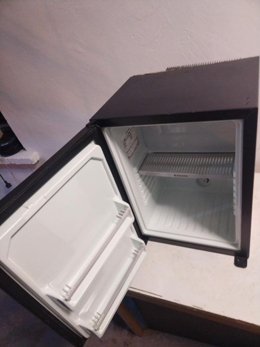 Амонячен хладилник тип мини бар.
DOMETIC RH438D с обем 30 литра.
Ниска