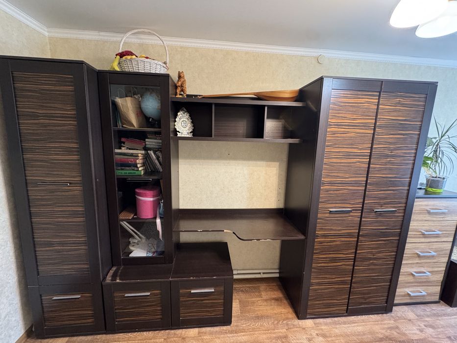 Продам стенку в комнату б/у