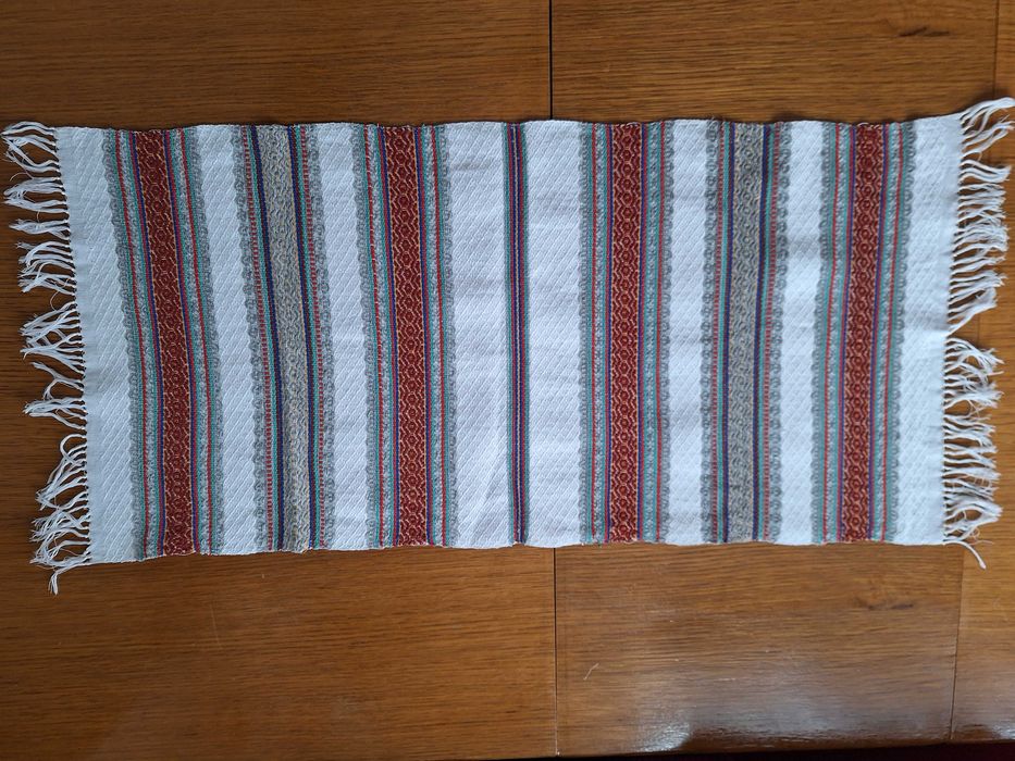 Stergar tradițional, o țesătură manuală cu motive populare românești