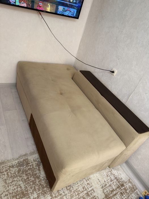 Диван-кровать, не просевший, без ям, можно использовать для сна