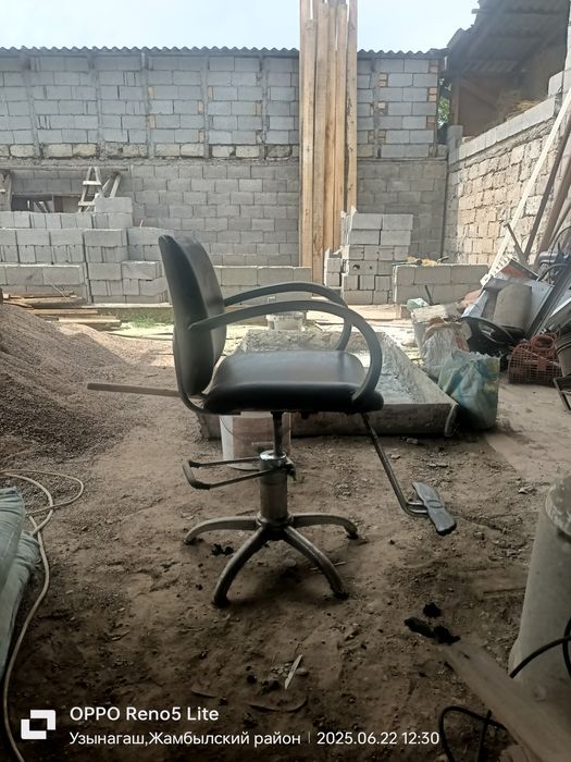 Продам парикмахерское кресло и зеркало