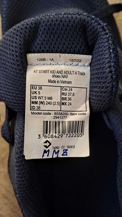 Vand adidasi pentru atletism,baieti