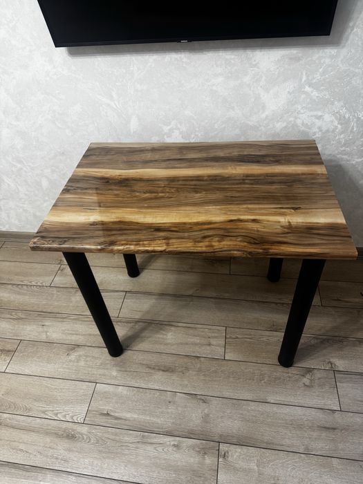 Стол кухонный.