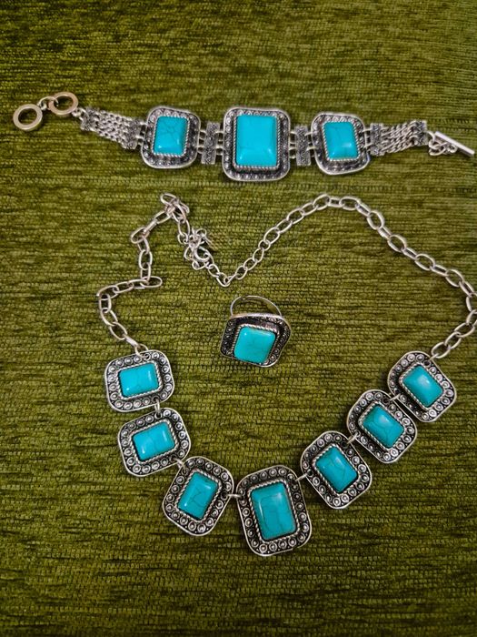 Новый современный комплет колье-кольцо-браслет.