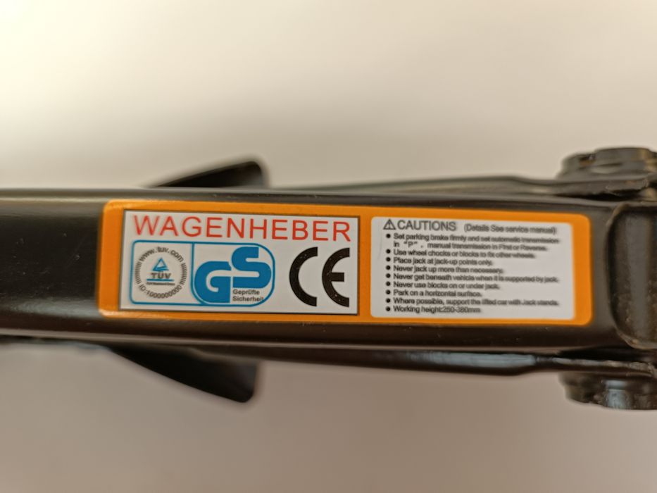 Домкрат автомобильный