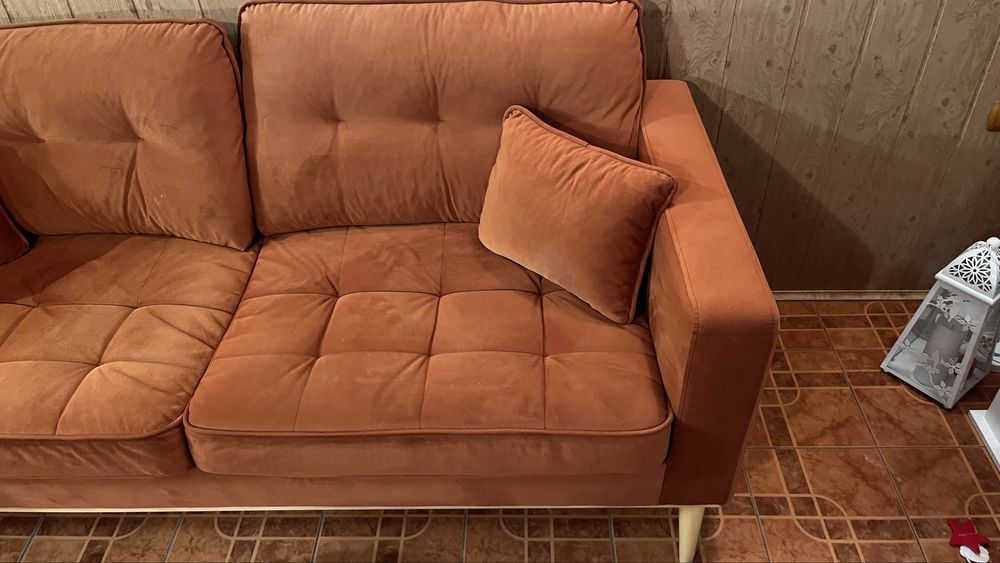 Диван-оранжев,уютен и комфортен