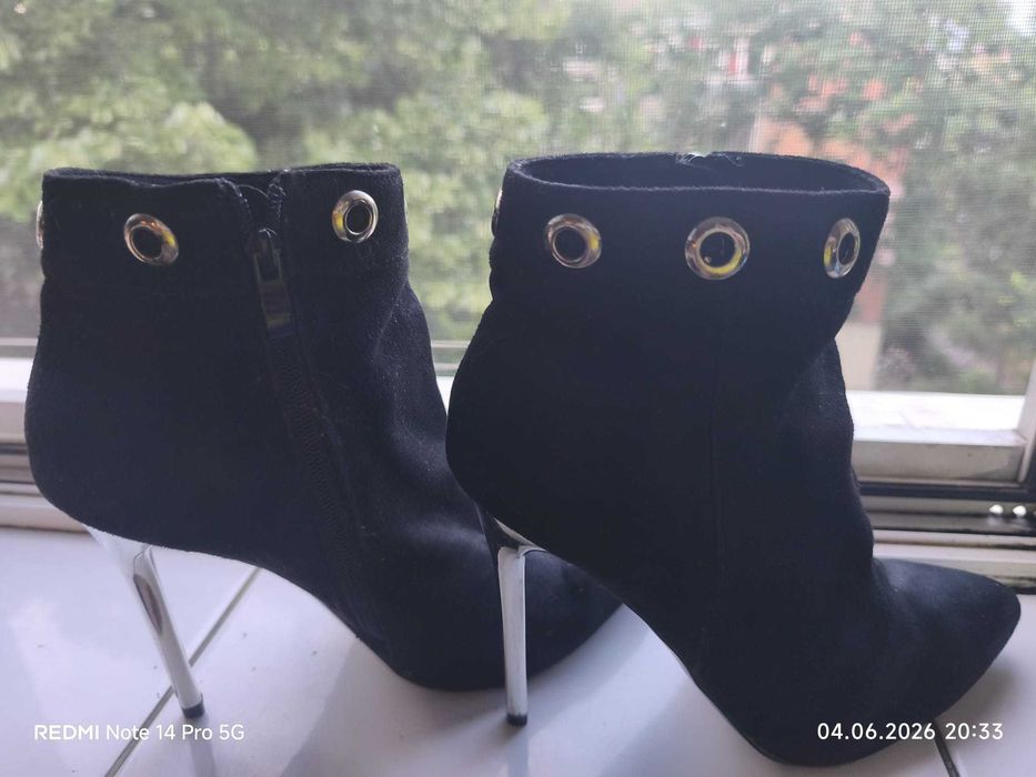 Botine damă negre elegante, toc subțire, detalii metalice marimea 40