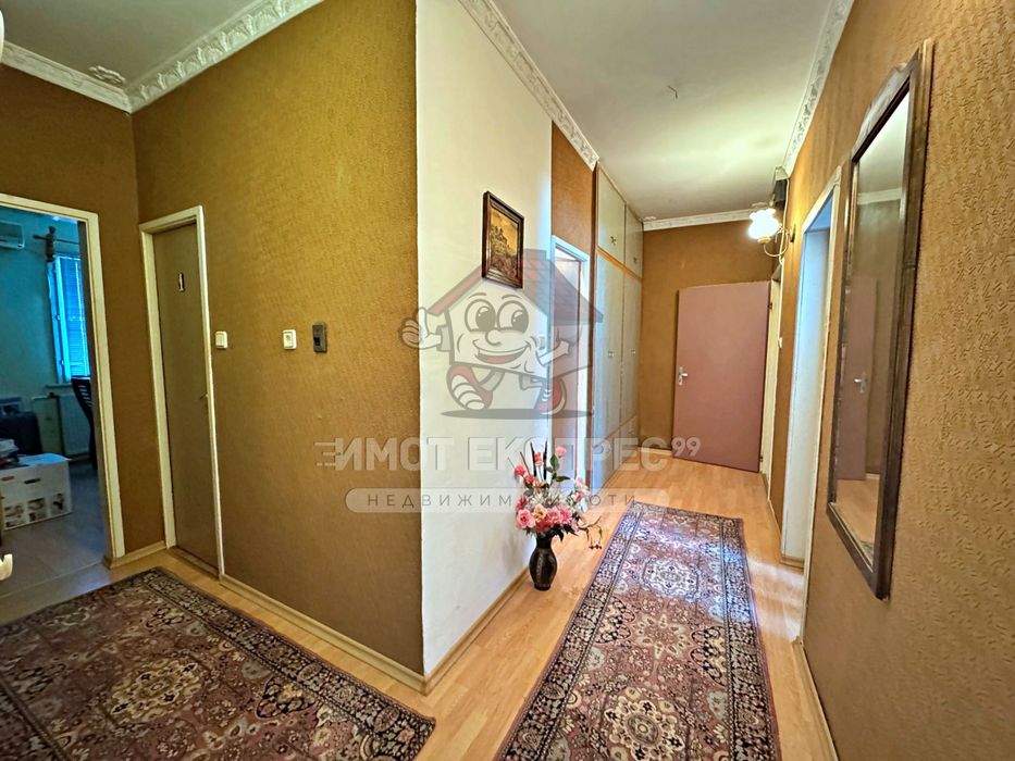 Многостаен апартамент, с изба, до планината, кв.Изток