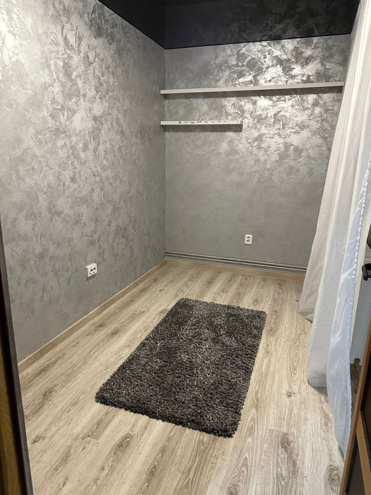 Inchiriez  camera pretabila unghii / cosmetica !