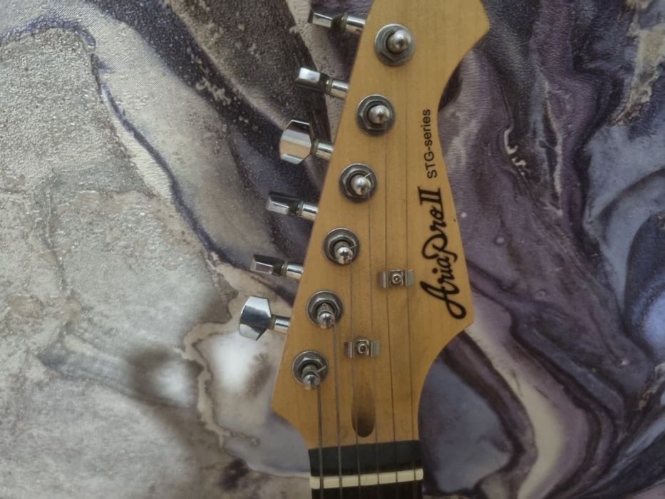 Продам электро гитару и комбоусилитель