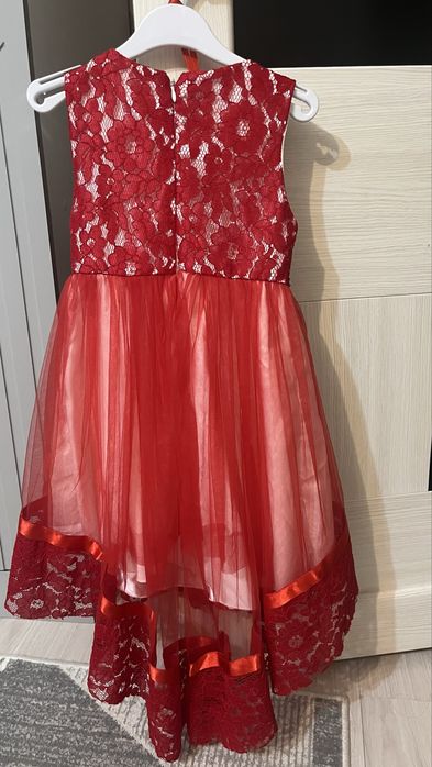 Продам платье на девочку 122 размер