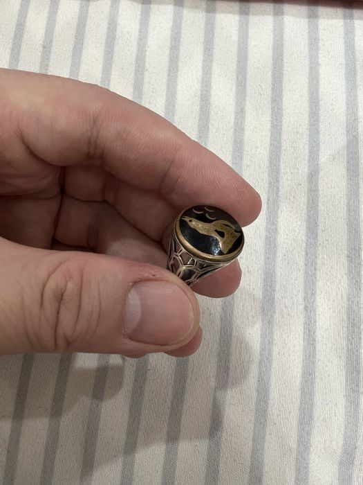 Печатка  воет волк