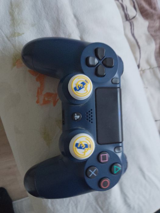 Продавам PS4 про