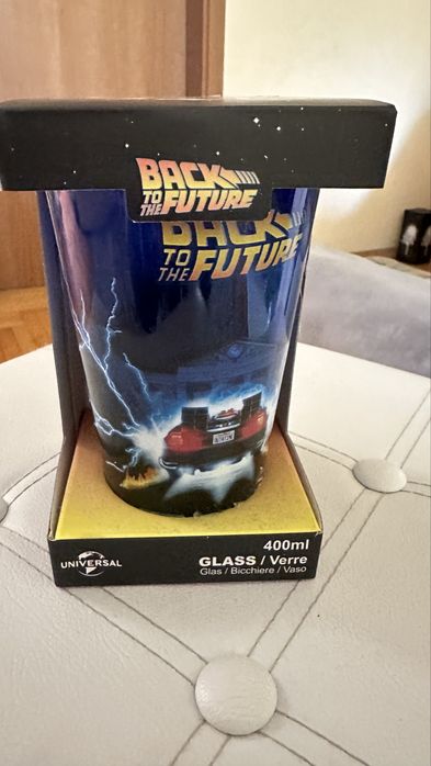 Чаша, пазарска чанта и шапка на филмите Завръщане в бъдещето