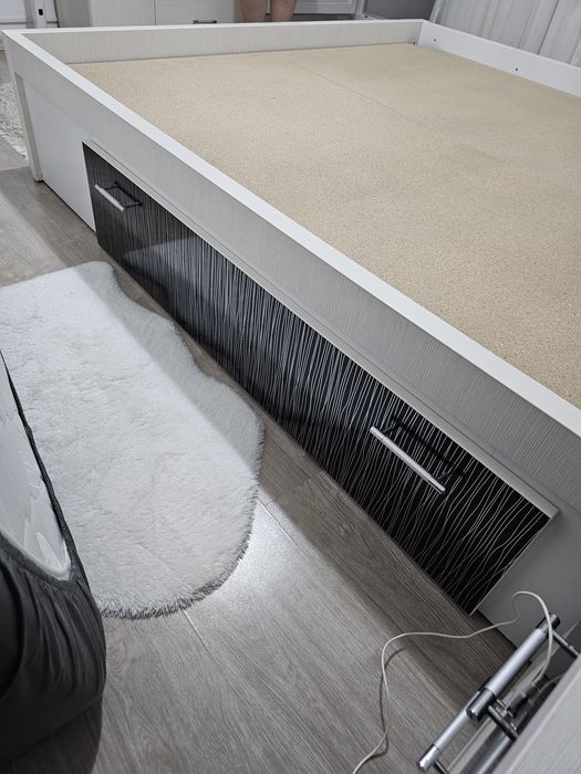 Pat 160x200 alb cu negru