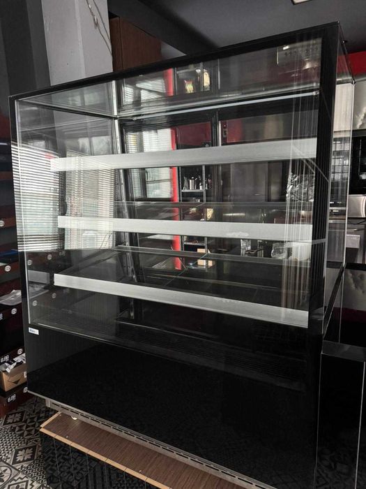 Vand VITRINA FRIGORIFICA de prezentare ca noua 650l